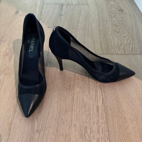 Chanel Interlocking CC Logo Pumps - Picture 9 of 9